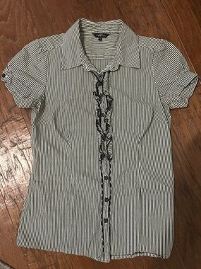 48) MAURICE'S Collared Ruffle Button Blouse Sz. Medium